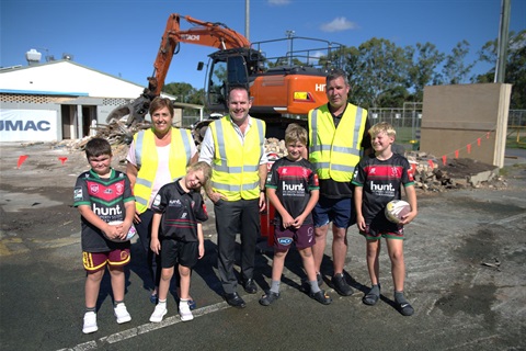 Mayor-Jon-Raven-Cr-Karen-Murphy-and-BJRLFC-President-William-Bobbermien-with-local-footballers.jpg