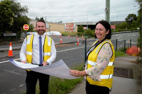 ouncillor Teresa Lane and Councillor Tony Hall survey plans for the
intersection.