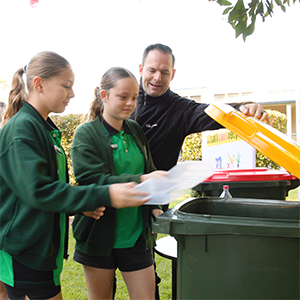 Mayor Jon Raven teaching students from Woodhill State School how to recycle right.